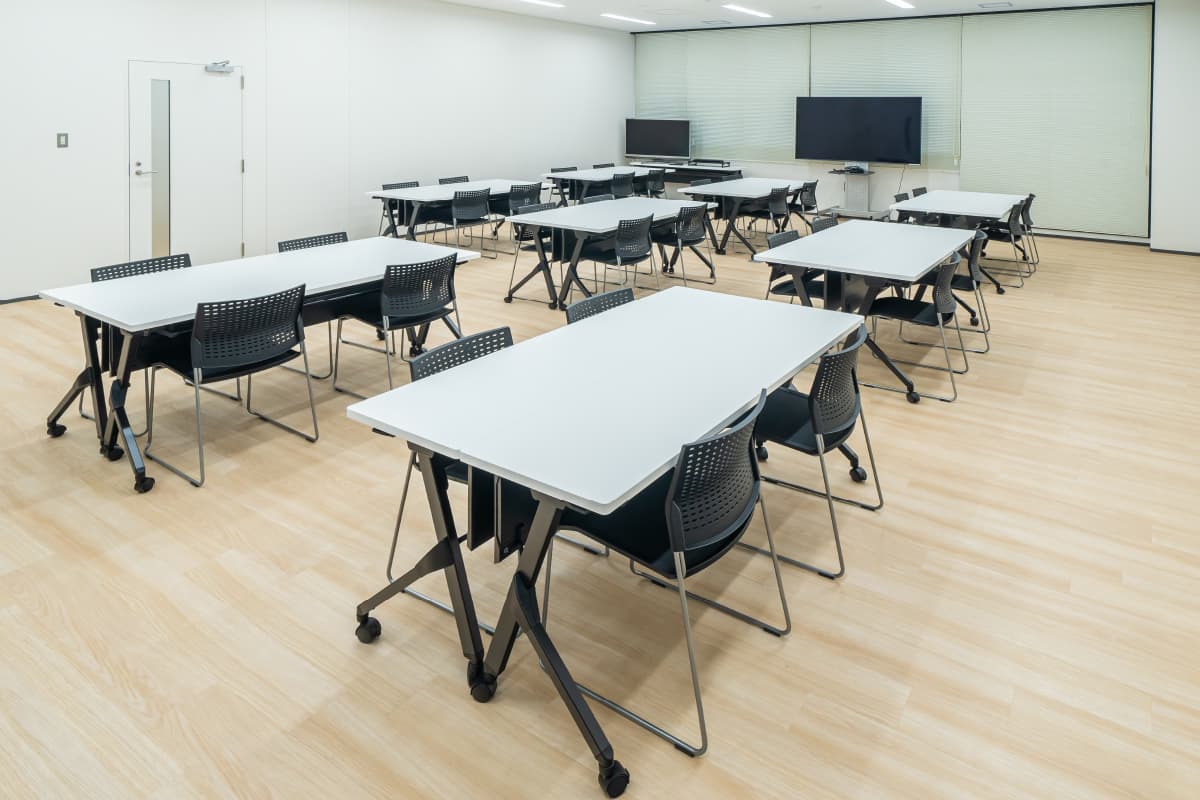 災害対策本部室（２）／キャスター付きテーブル、軽量椅子を採用し、フレキシブルな運用が可能。班ごとに参集して災害対策の業務に専念できる。