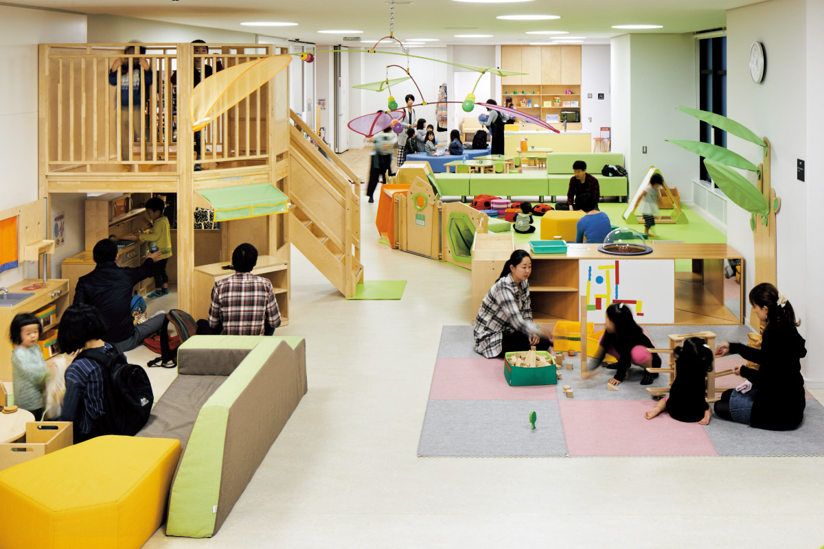 4行目：保育士が常駐する1階の子ども施設「ゆいの森子どもひろば」の遊びラウンジ。子どもの発育を促す遊具が設置されている。