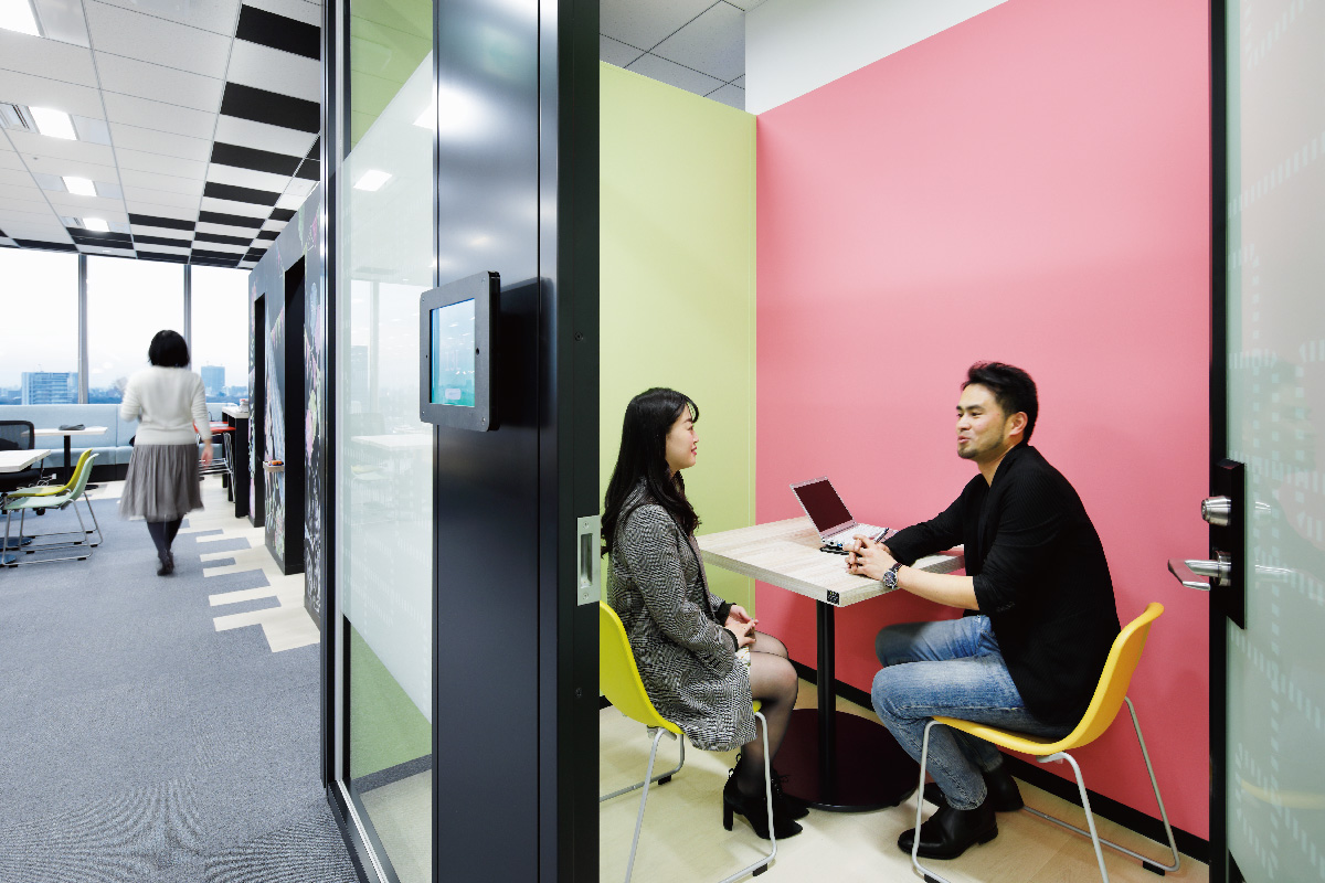 1行目：「1on1会議室」は、各階に配色の異なる2室を用意。新たな人事制度に合わせた、上司と部下のコミュニケーションの場にもなっている。