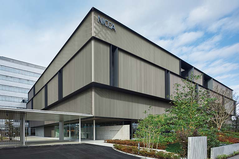 1行目：NICCAイノベーションセンターは、JR福井駅から北西へ2.5kmほどの場所に位置し、表通りに面している。