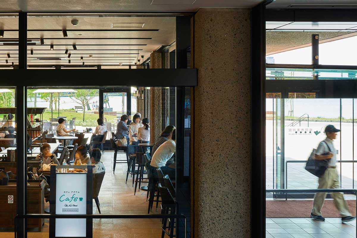 3行目：公園で散歩する人を館内へと誘う新エントランス脇のカフェ。カフェとレストランはいずれもホテルニューオータニ博多が運営。