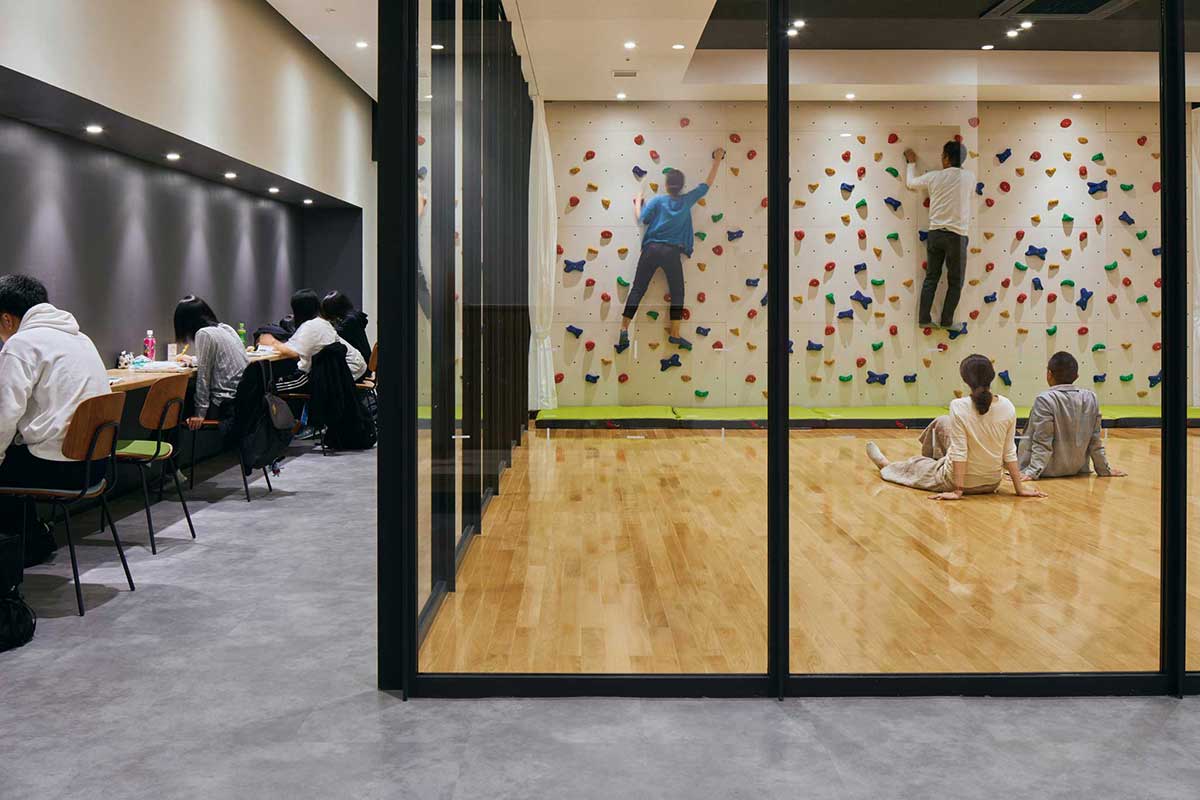 3行目：壁面にボルダリングを設け、ダンスなどの活動ができる「運動のハコ」。畳敷きの集会所「和のハコ」など、2階には5種10室のハコが点在する。