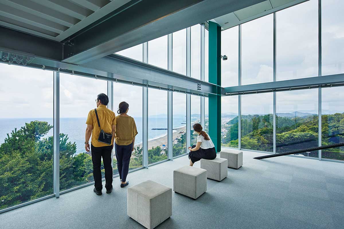3行目：本館・2階の小ギャラリー「海の見える・ぎゃらりい」。室戸岬から足摺岬まで、太平洋を一望する展望空間も健在。