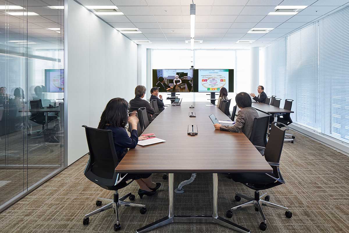2行目：会議室にはTV会議システムが備えられ、拠点間のやり取りも快適に行われている。