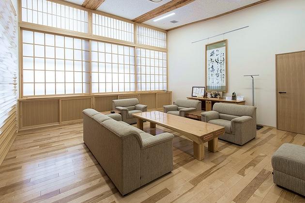 2F応接室／木を多用した和の空間に合わせた家具を配置。