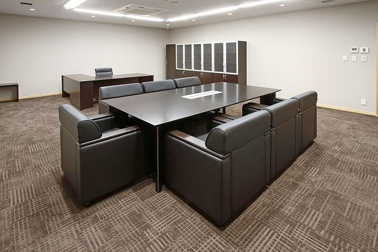 4F 副市長室／応接会議テーブルを設置した機能的な副市長室。