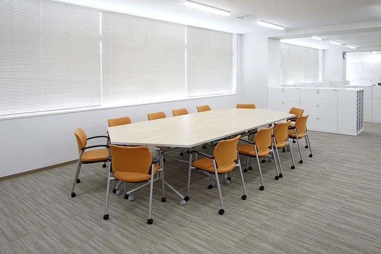 ミーティングスペース／異なる形状のテーブルを組み合わせた、可変性のあるミーティングスペース。