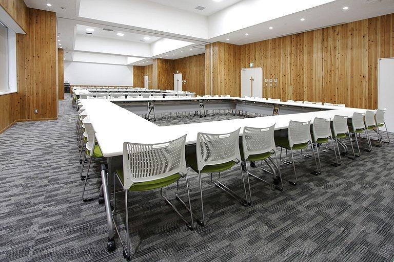 会議室／軽量タイプの椅子、可動テーブルによりフレキシブルなレイアウトに対応。