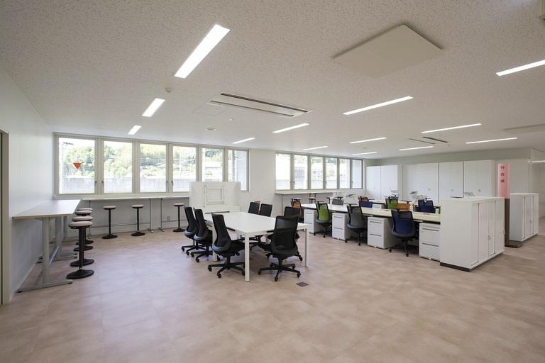 3F 執務室／全職員が利用できる共創スペース。窓側の集中ハイカウンタースペース。