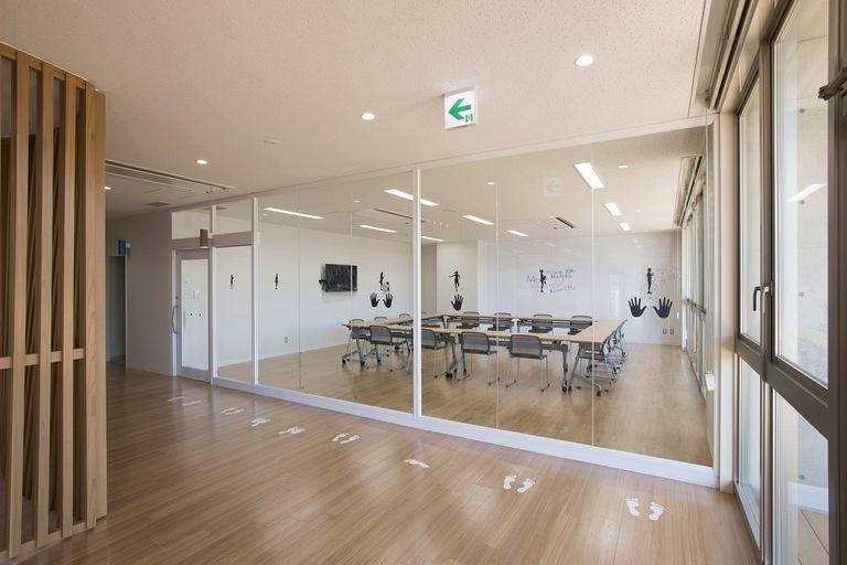 3F 小会議室／Wi-Fi環境とモニター利用でペーパーレス会議を推進、壁面ホワイトボード仕様会議室。
