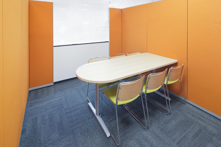 4F 相談室／明るいオレンジ色で囲まれた子ども・福祉部門の相談室。