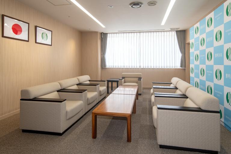 2F 応接室／明るくやさしい内装カラーリングにより、品格と柔らかさを兼ね備えた市長応接室。