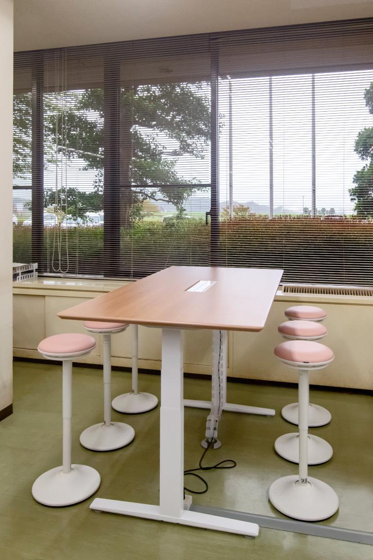 執務協議スペース／上下昇降テーブルを活用し、「立ち姿勢/ちょい掛け姿勢/座り姿勢」で、打合せを効率化。