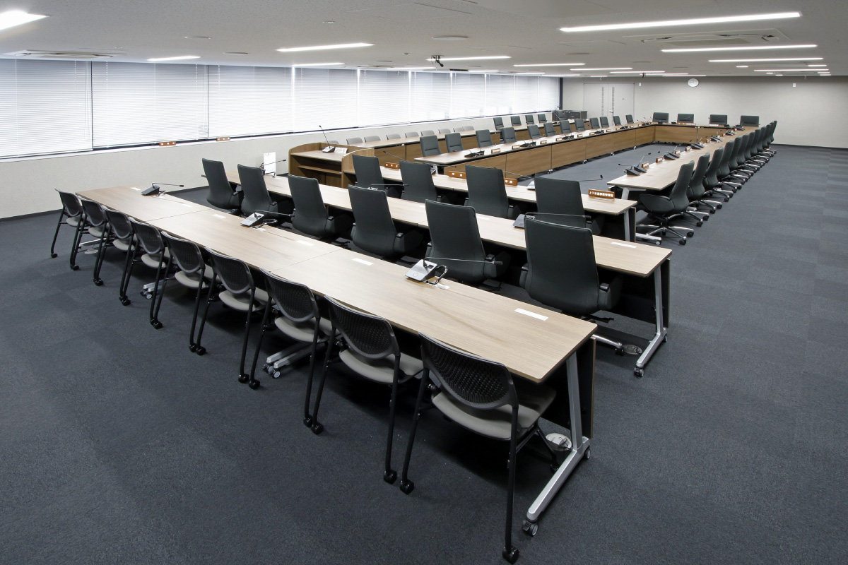 全員協議会室／テーブルには、配線コードがすっきりと格納できる配線孔天板を採用。
