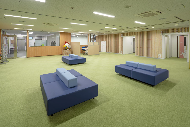 1F 多目的ホール／意匠に兵庫県産木材の格子を使用。区民の憩いの場であり、イベント・展示コーナーとしても開放している。