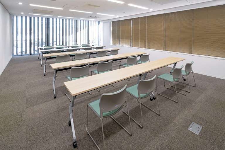 6F 会議室／誰でも移動しやすいよう、キャスター付き折り畳みテーブル・軽量椅子を採用。