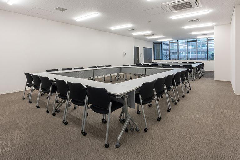 会議室／用途に合わせて自由にレイアウト変更できる、キャスター付きテーブル・椅子を配置。