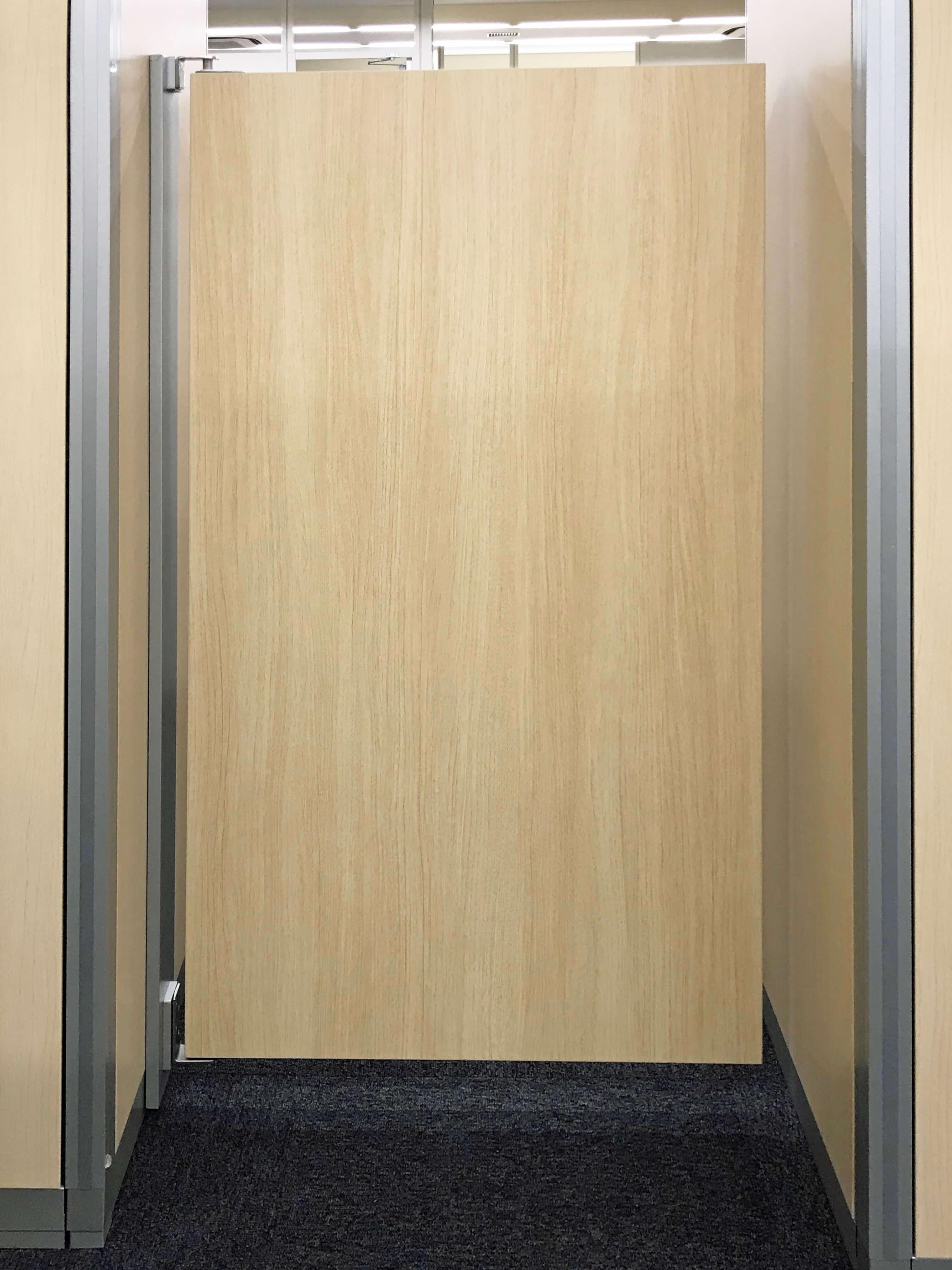 スイング扉／執務室側への入場を制限するスイング扉を配置。