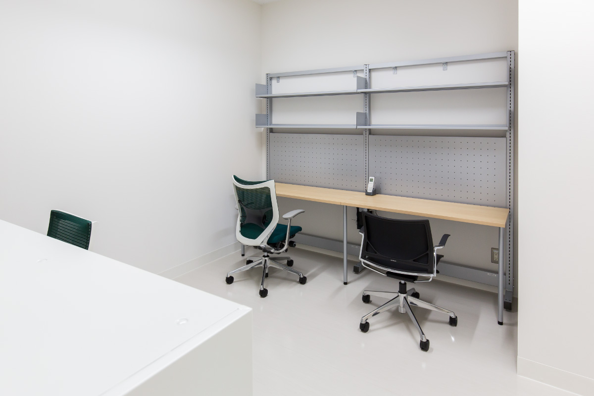 作業室／自席以外に集中作業が出来るスペースを配置し、業務の効率化につなげている。