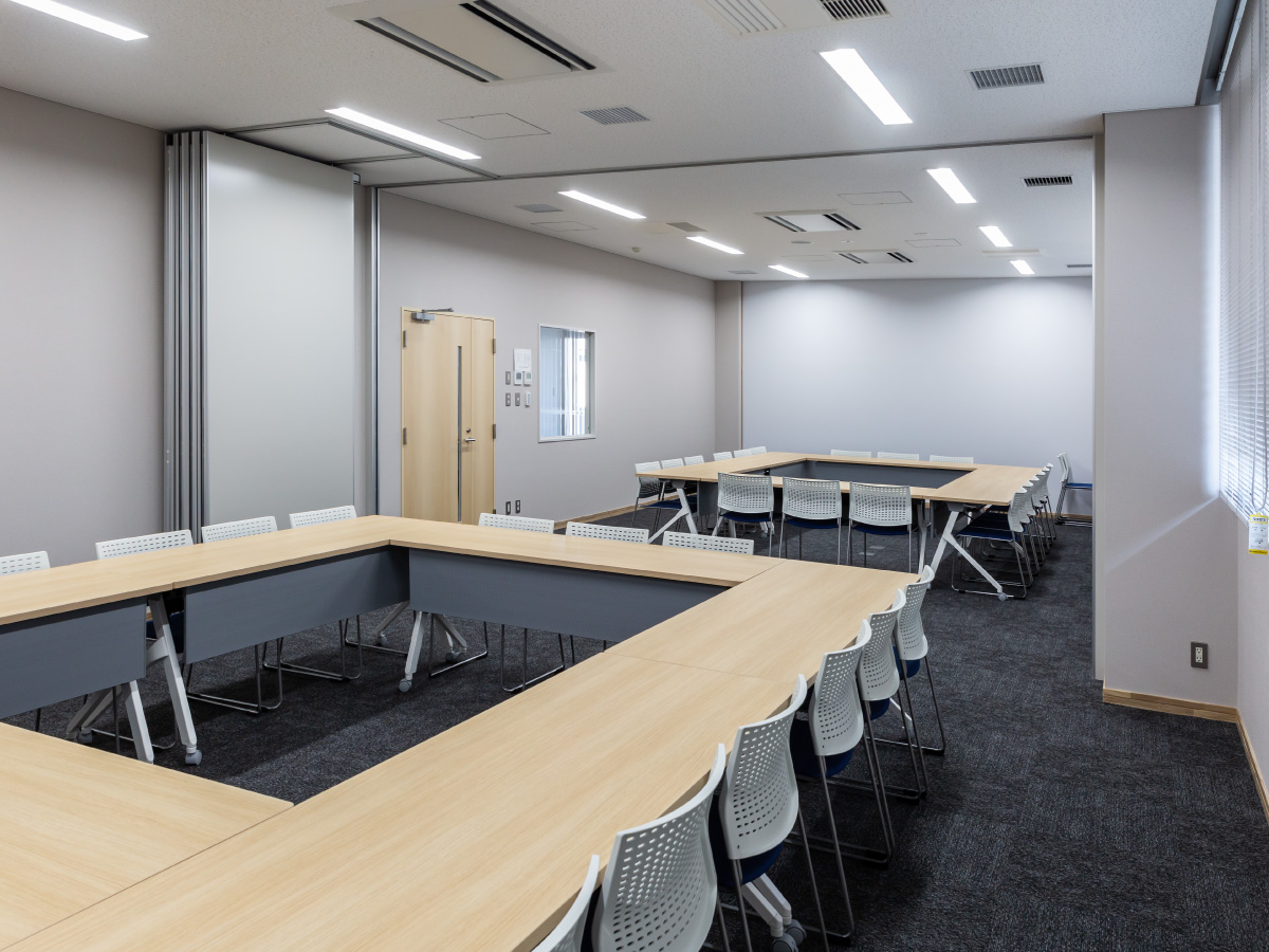 中会議室／町民利用可能な会議室。可動間仕切りで会議室を連結・分割することで、効率的な利用が可能に。
