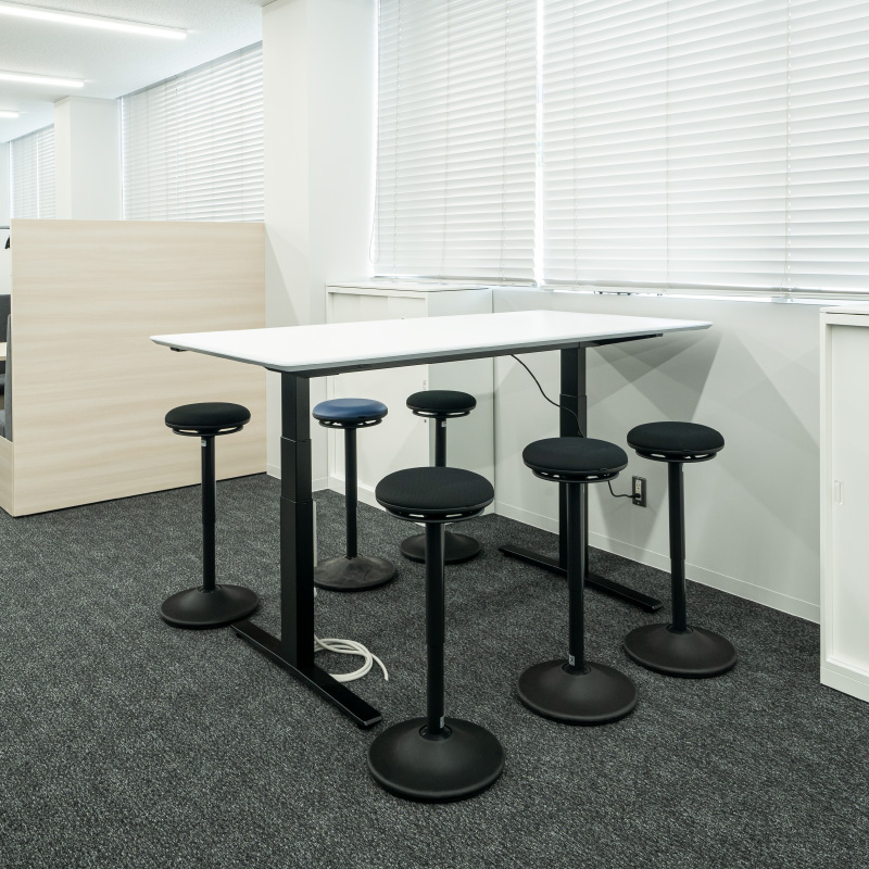立ち会議スペース／執務スペース内に配置し、すぐに集合し打合せが可能。