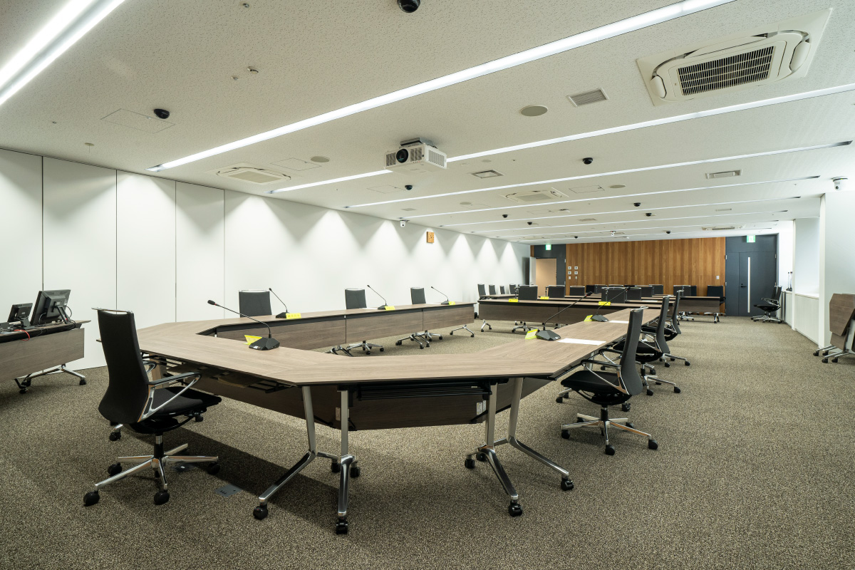 委員会室／重厚感のある可動式テーブルを配置し、レイアウト変更のしやすさに配慮。