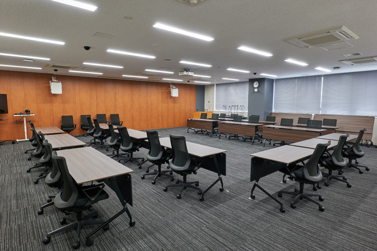 災害対策本部長会議室（大会議室）／可動間仕切りで２部屋に分割し、通常は会議室としてフレキシブルに活用。