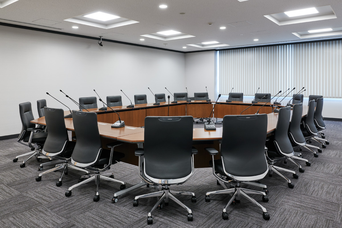 全員協議会室／他２会議室と椅子仕様を共通化し、将来メンテナンスに対応できるよう配慮。