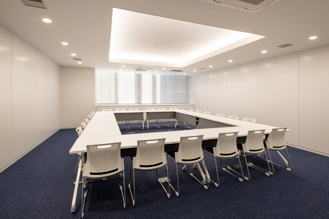 中会議室（災害対策本部）／施設内の会議室什器は仕様を統一することで、共通利用が可能に。