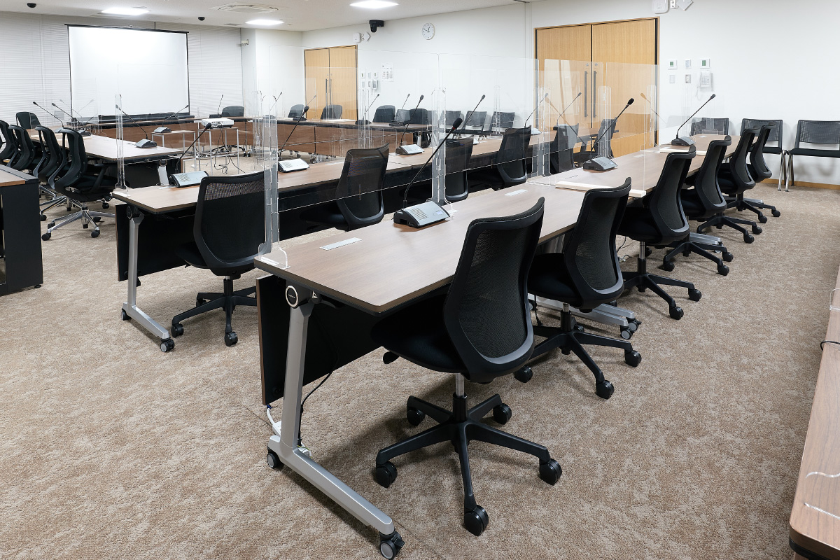 委員会室／可動式テーブル・椅子を採用し、用途に沿ったレイアウト変更が可能に。