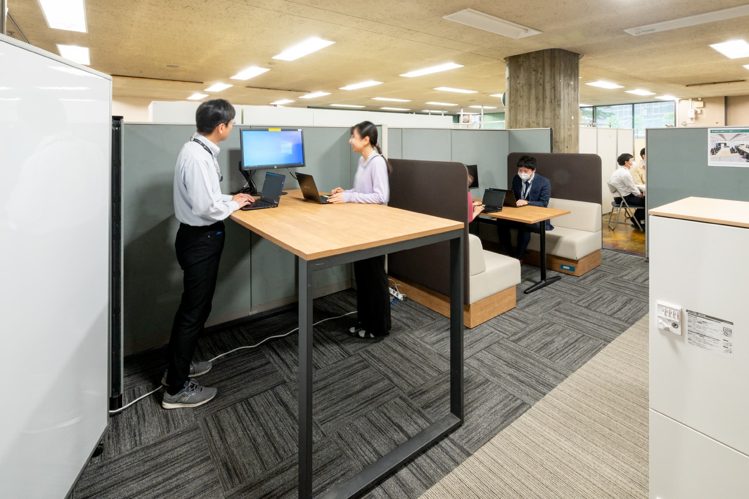 立ち会議ブース／各課執務スペース内の傍らに配置し、会議室への移動なく、短時間の打合せや、作業スペースとしても活用。